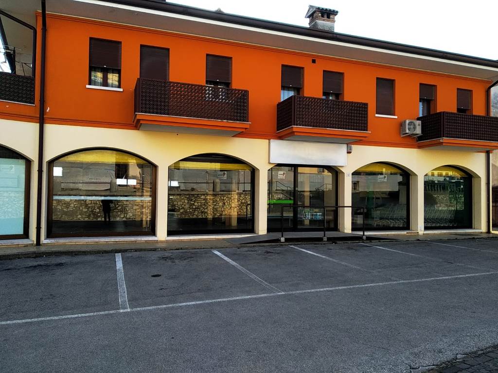 Locale commerciale in vendita a Pederobba